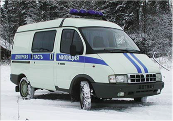 Оперативно-служебный автомобиль ГАЗ-2752-АДЧ. Автомобиль предназначен для выезда опе-ративных групп дежурных частей полиции, вклю-чая кинолога с собакой, доставки технических средств на места происшествий и для перевозки задержанных. Спецавтомобиль изготовлен на базе автомобиля-фургона ГАЗ-2752 «Соболь». Кузов цельнометаллический фургонного типа с двойной обшивкой и теплоизоляцией. Разделён на кабину водителя, рабочий салон, отсек для задержанных, отсек для перевозки служебной собаки и вспомогательный отсек. В рабочем салоне установлены: рабочий стол, поворотное кресло, два одноместных сиденья.