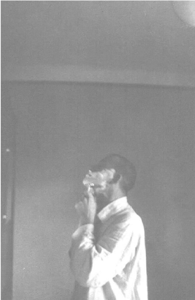 Брик Осип Максимович,Родченко Александр Михайлович (Автор репродукции)
Фото. Маяковский В.В. бреется. 1927 г. Коллекция Государственного музея В.В. Маяковского