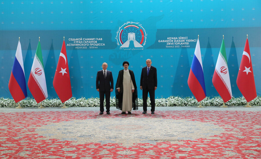 Астанинская тройка. Фото аппарата президента Турции. https://tccb.gov.tr/haberler/410/138777/-mill-guvenligimize-kast-eden-ser-odaklarini-suriye-den-sokup-atmakta-kararliyiz-