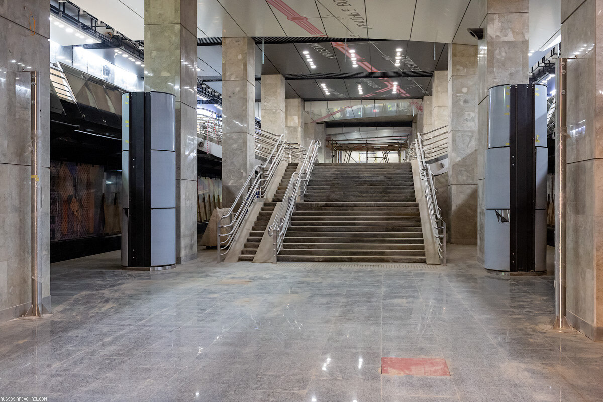 1. В отделке станции используется серый мрамор, а также серый и черный  гранит. На мой взгляд оформление колонн перекликается с колоннами старой  станции «Сокольники».