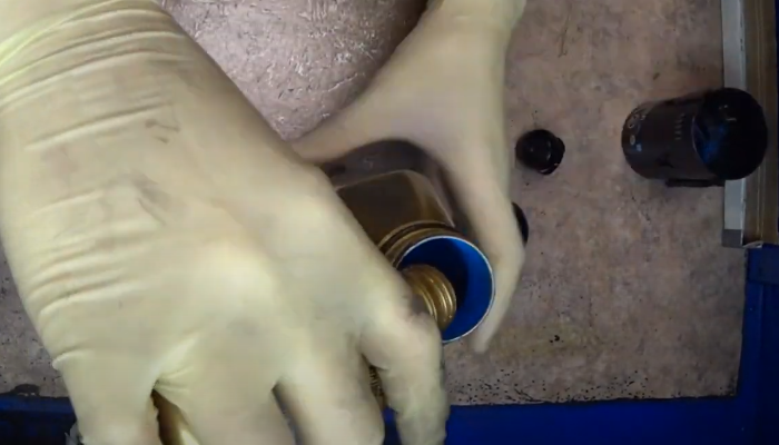 Фото 4. Засыпаем девелопер в банку с тонером