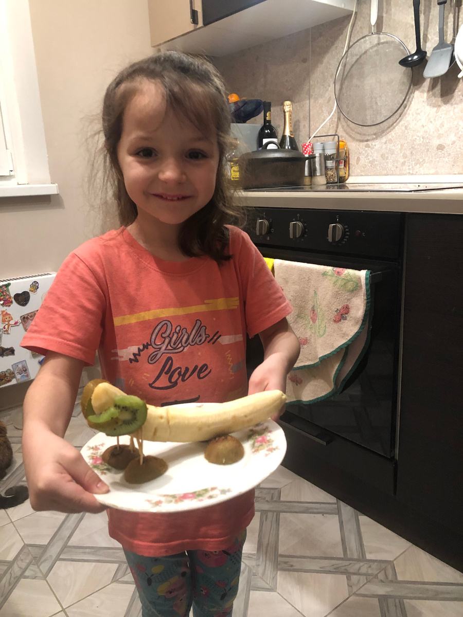 Ящерка из банана и киви. Яна делала все сама!