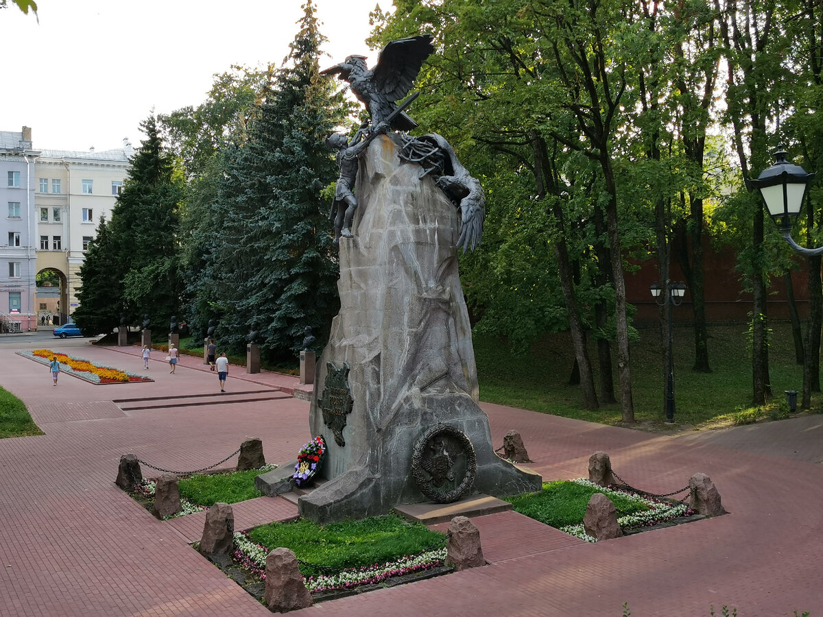 памятник «Благодарная Россия героям 1812 года», открытый 10 сентября 1913 года.