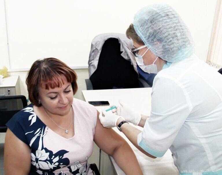    Министр соцразвития Елена Сладкова прошла ревакцинацию от коронавируса Марина Шарт