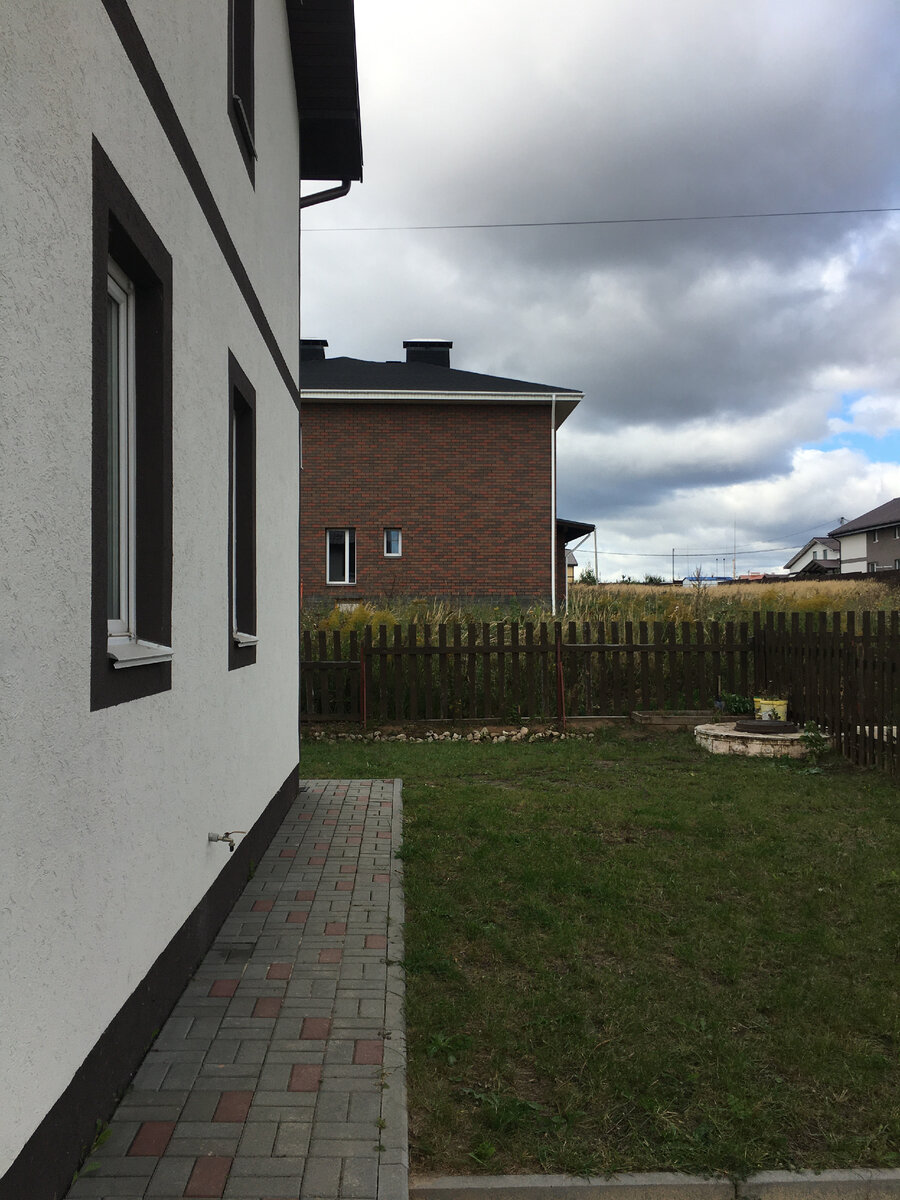 небольшой участок, на котором мы пытались сделать газон, отмостку делал муж