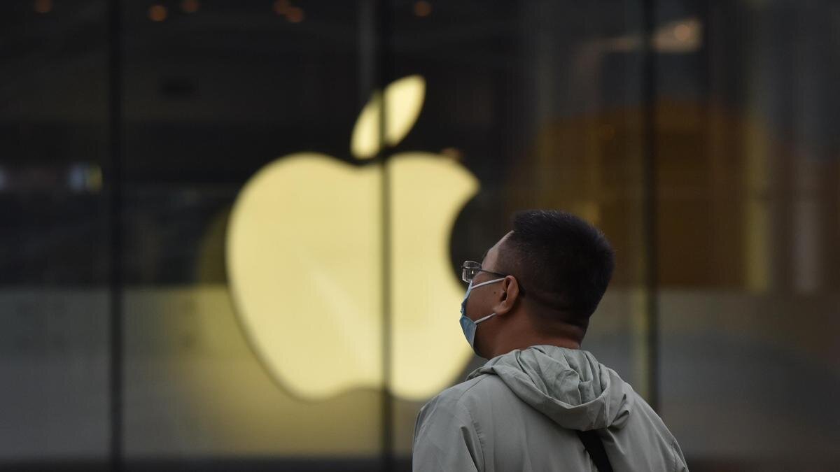    Человек перед зданием Apple:An Xin / Costfoto/Barcroft Media via Getty Images