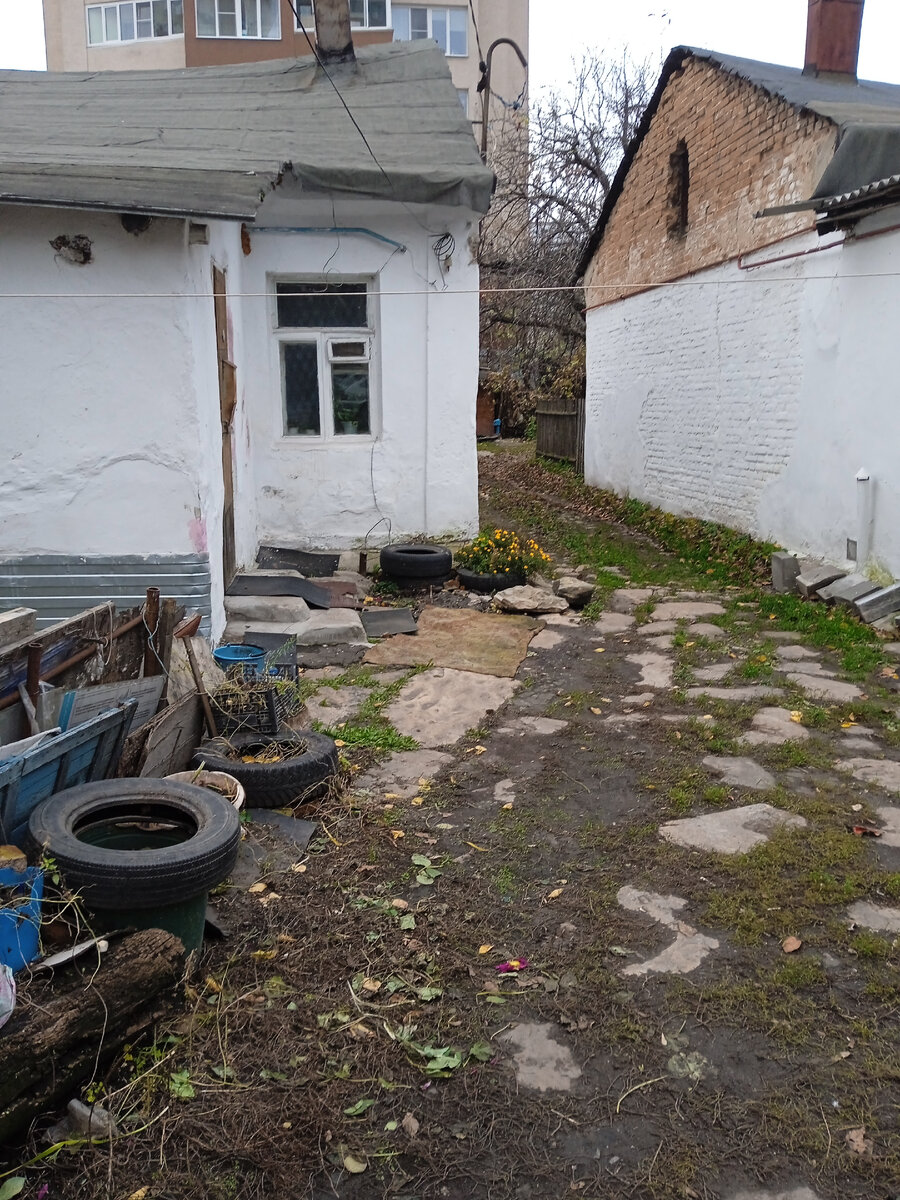 Большими булыжниками вымощены и дорожки, ведущие к домам 