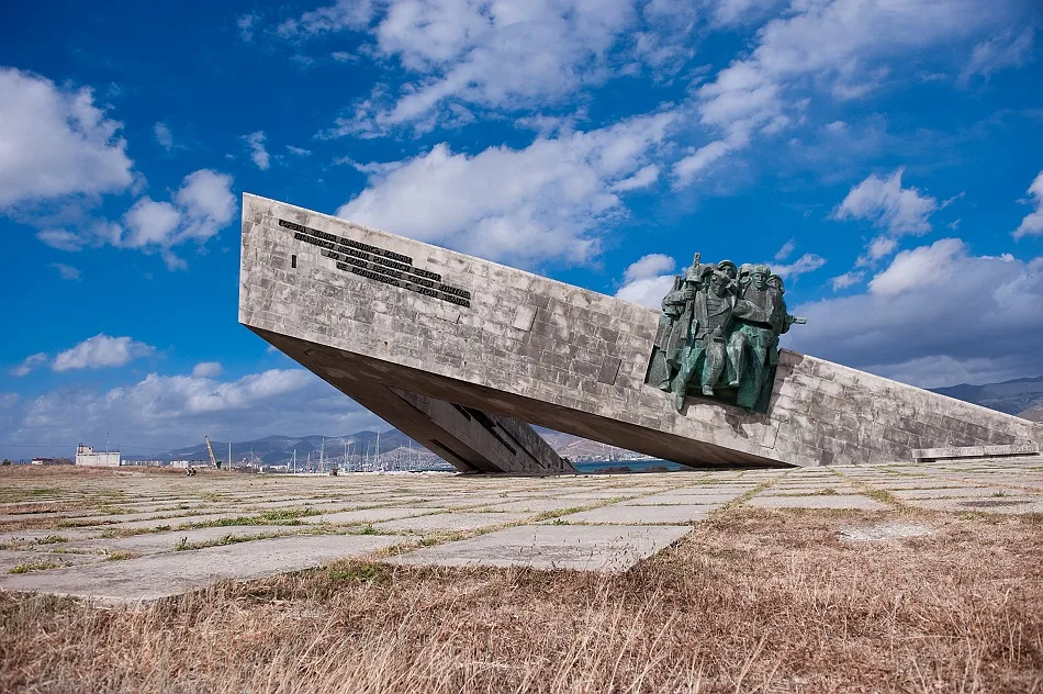 Короче памятник. Ансамбль-мемориал «малая земля». Мемориал новая земля в Новороссийске. Ансамбль малая земля Новороссийск. Мемориальный ансамблю 