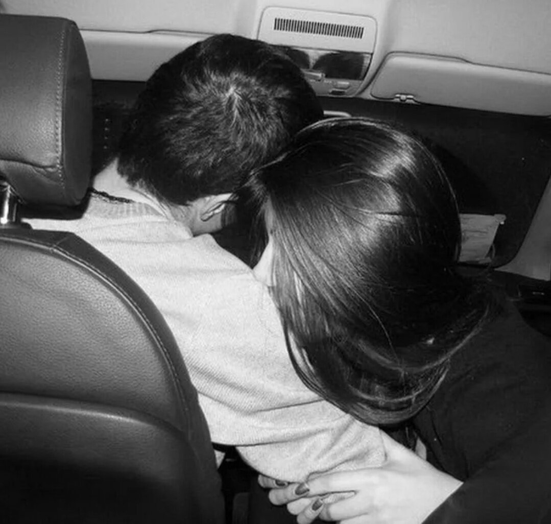 Фото парня с девушкой в машине. Девушка в машине. Брюнетка с парнем со спины. Поцелуй в машине. Брюнетка с парнем в машине.
