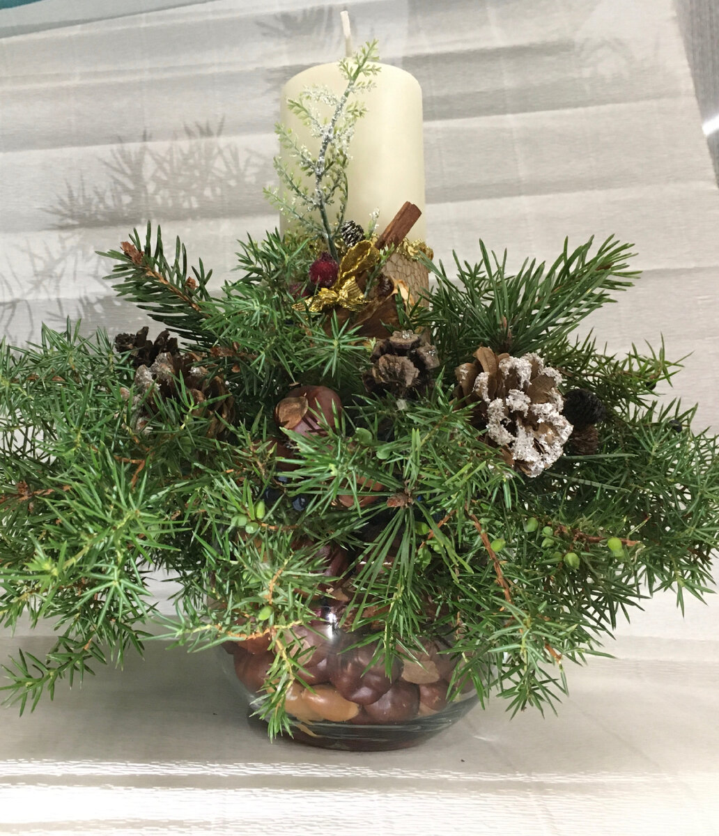 Можжевеловая композиция со свечой