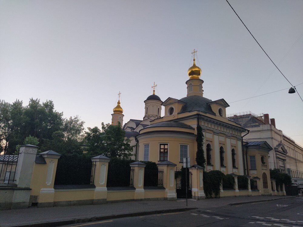 Антип москва. Храм священномученика Антипы Пергамского. Храм священномученика Антипы иконостас фото.