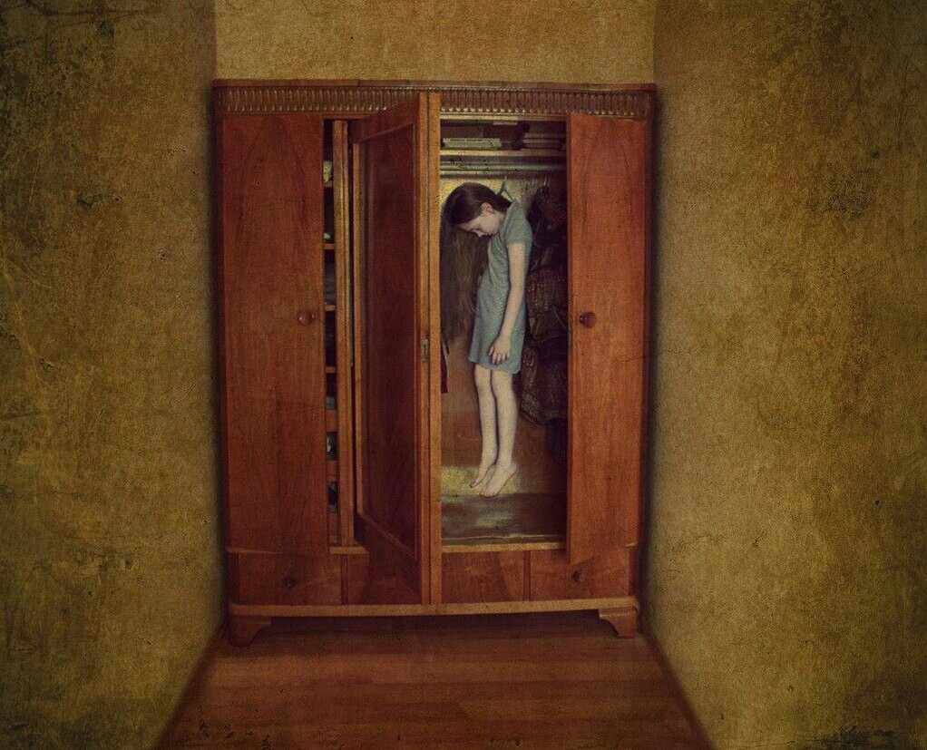 Дверь в квартиру во сне. Старинный шкаф. Комната с приоткрытой дверью. Старинная дверь в комнате. Старинный шкаф с дверью в комнату.