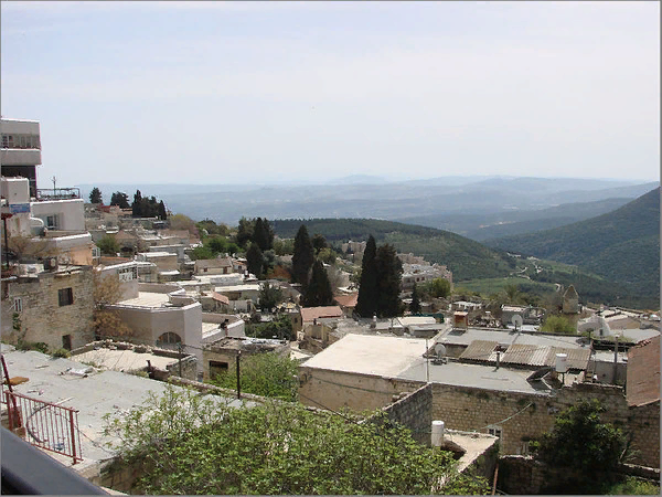 Это Цфат - вид сверху и донизу!! Но не с самого верха, есть еще выше дома..))Ибо Цфат расположен в гористой местности.. Даже скорее в горной, 900 метров над уровнем моря. 