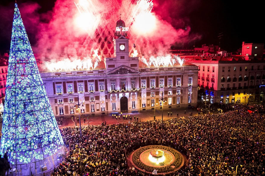 Основной новый год. Площадь Мадрида Пуэрта дель соль новый год. Пуэрта дель соль новый год. Главная елка Барселоны. Кубок золота Испания новый год Пуэрта дель соль.