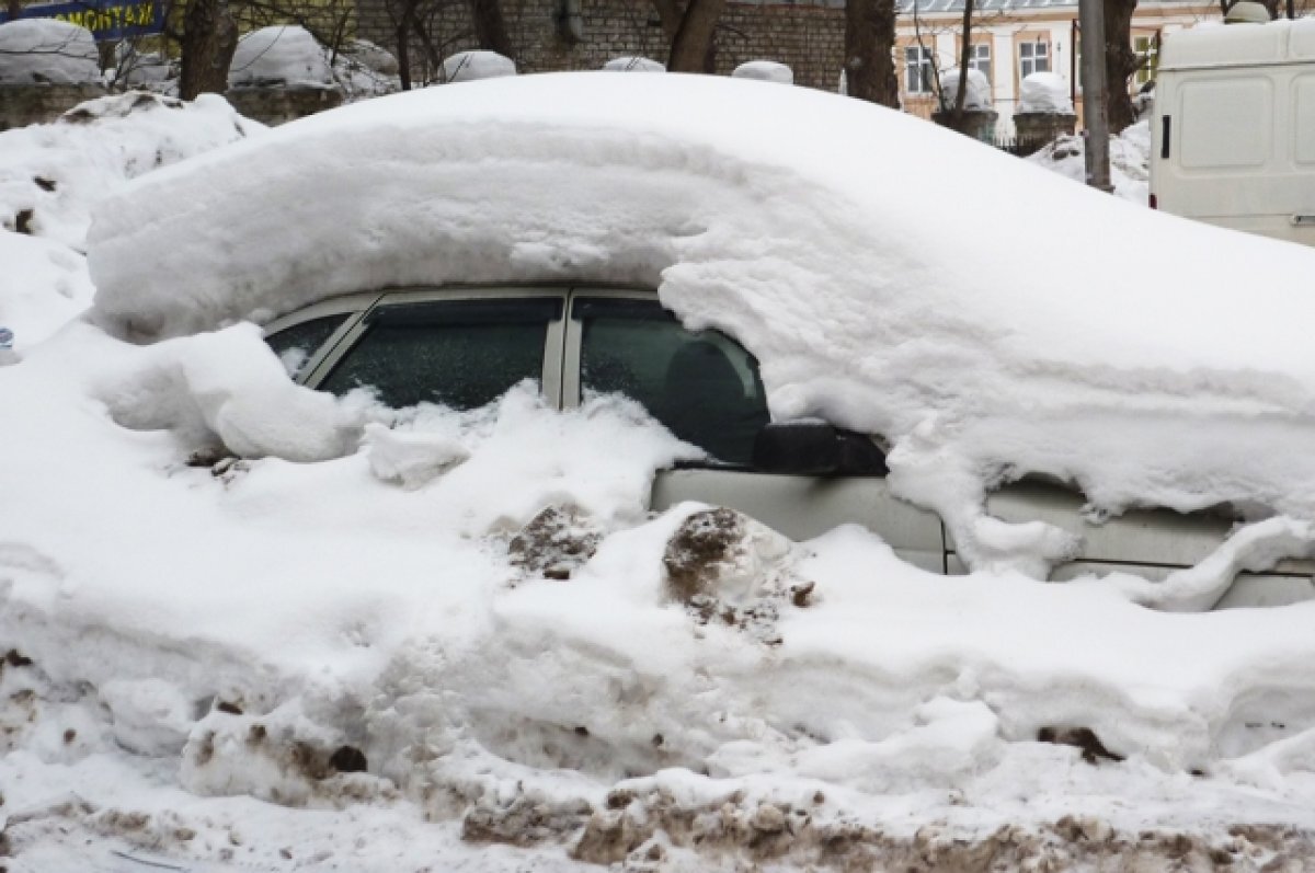    В Прикамье местные жители вытащили из кювета автомобиль с маленькими детьми