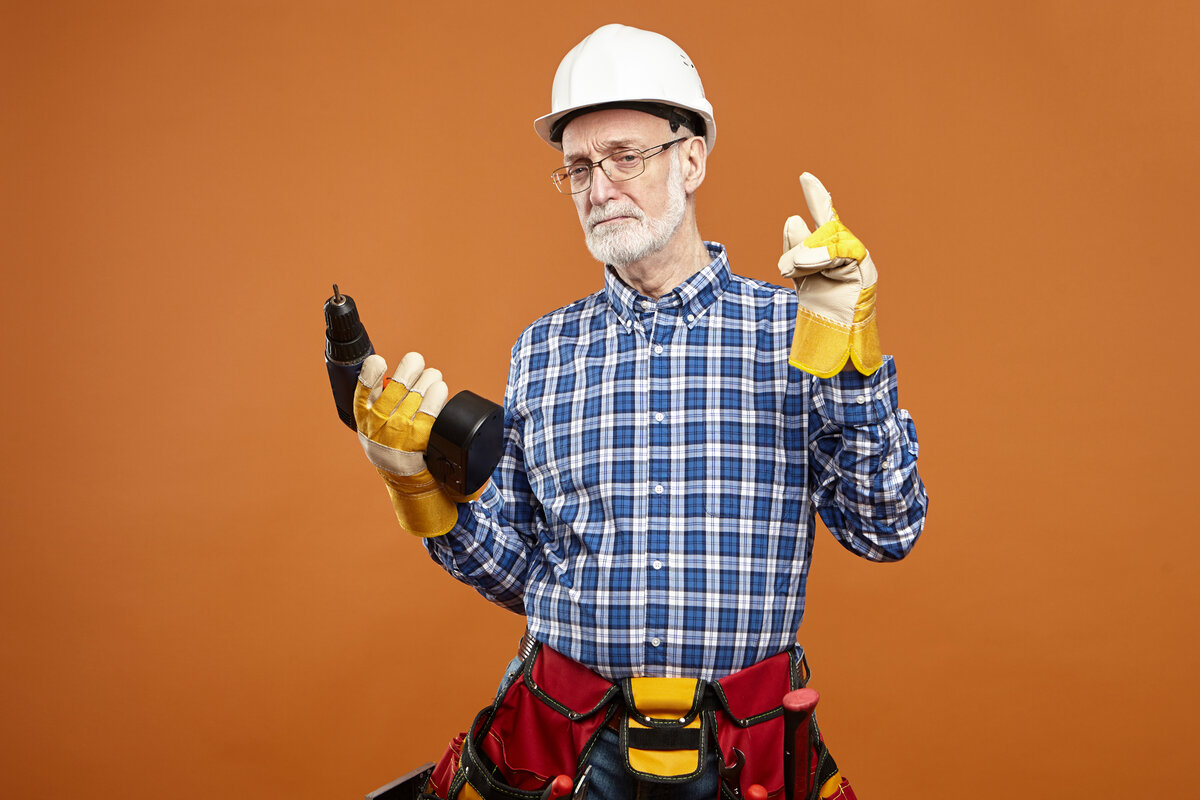 портрет строителя. доброе лицо мужчины строителя. красивый парень строитель. строитель с лопатой. мастер понравился.