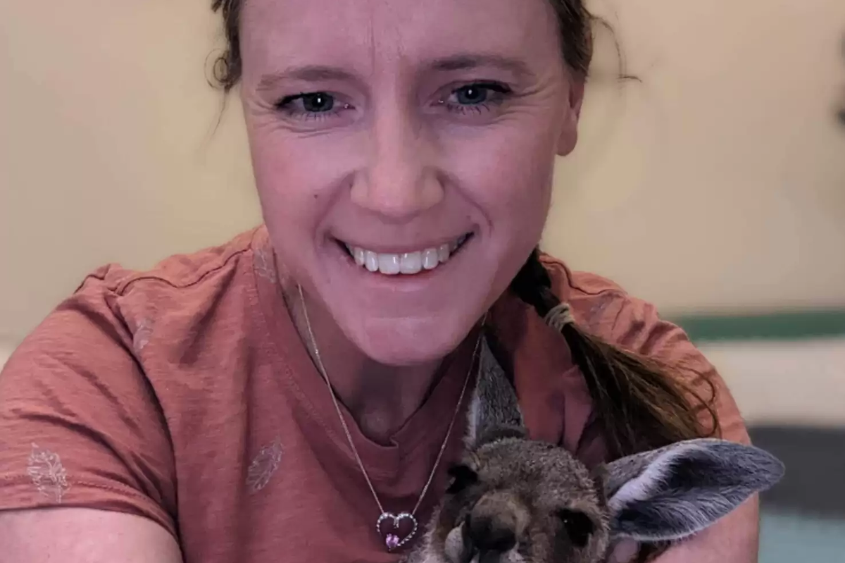     Женщина спасла дикого кенгуренка и слишком его разбаловала