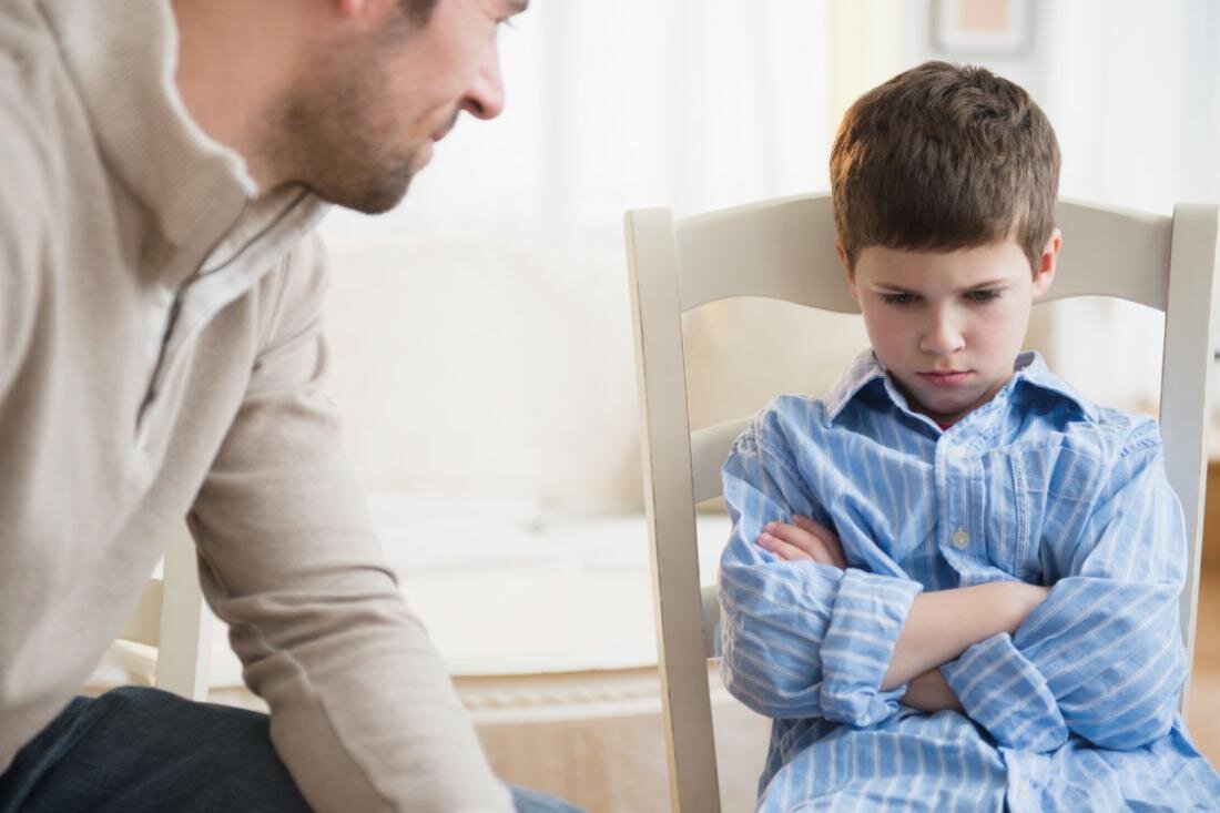 Суть и особенности

Основная характеристика психологического кризиса 7 года жизни – это стремительное приобретение новых черт, которые характерны для взрослых. Психика малыша теряет наивность и открытость, а внутренний мир становится более сложным. Он учится анализировать поступки окружающих и их причины, начинает обдумывать свои слова, может скрывать настоящие мотивы собственных поступков.