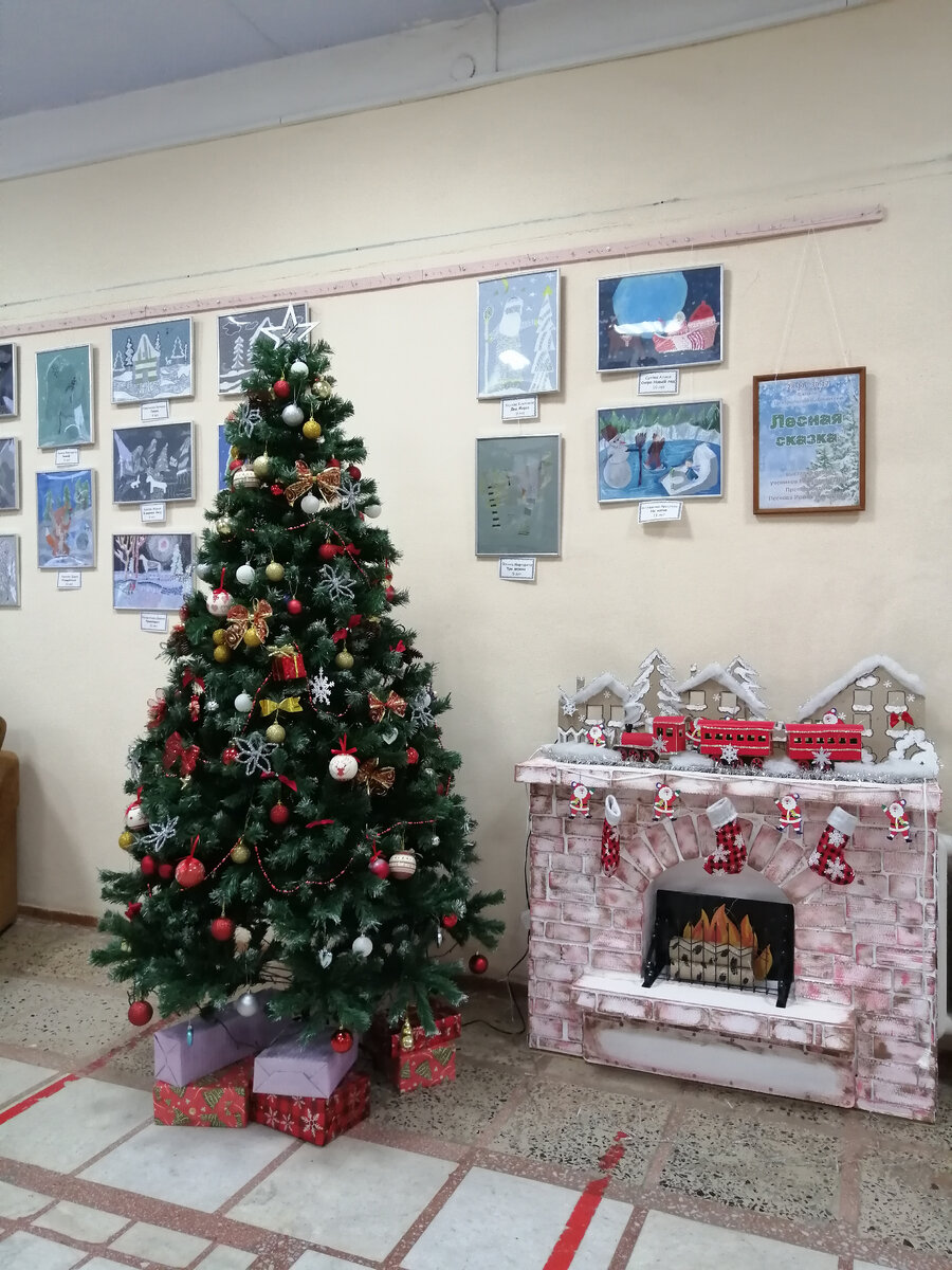 Новогодняя ёлочка с камином встречают гостей в фойе