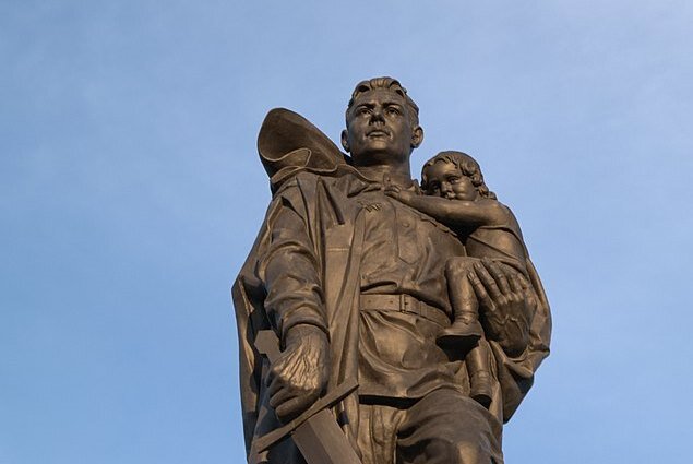 Фото памятника в берлине солдат с девочкой на руках