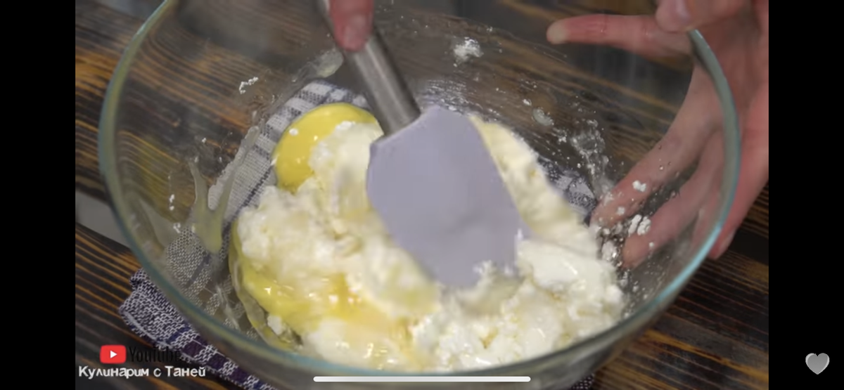 В миске молениям творог (чем жирнее творог, тем вкуснее получится печенье, я обычно использую 9-10%), сахар, соль, раститемасло без запаха, яйцо, и (по желанию) 1ч.л. ванильного сахара. Хорошо перемешать.