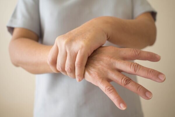 Что делать, если трясутся руки: причины, симптомы и лечение тремора рук