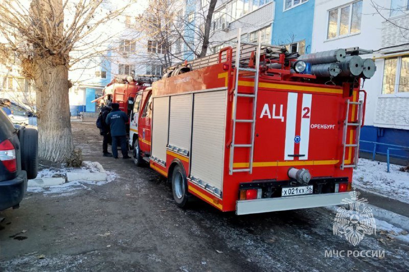    В Оренбурге на улице Джангильдина тушат пожар в многоквартирном доме Елена Шкатова