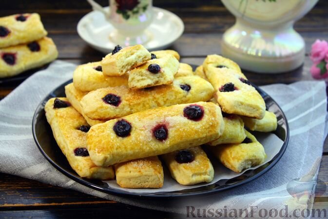 масло сливочное, яйца, вода, сахар, мука, дрожжи сухие, ванилин, соль, молоко, смородина