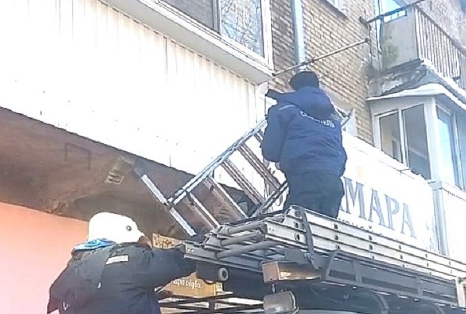     Спасатели проникли в квартиру через балкон и открыли дверь изнутри  ГУ МЧС России по ЕАО