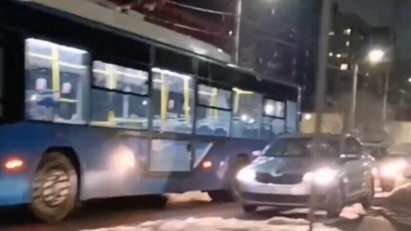     В Петрозаводске произошла авария с участием троллейбуса и легкового автомобиля. Момент ДТП попал в объектив камеры видеонаблюдения.