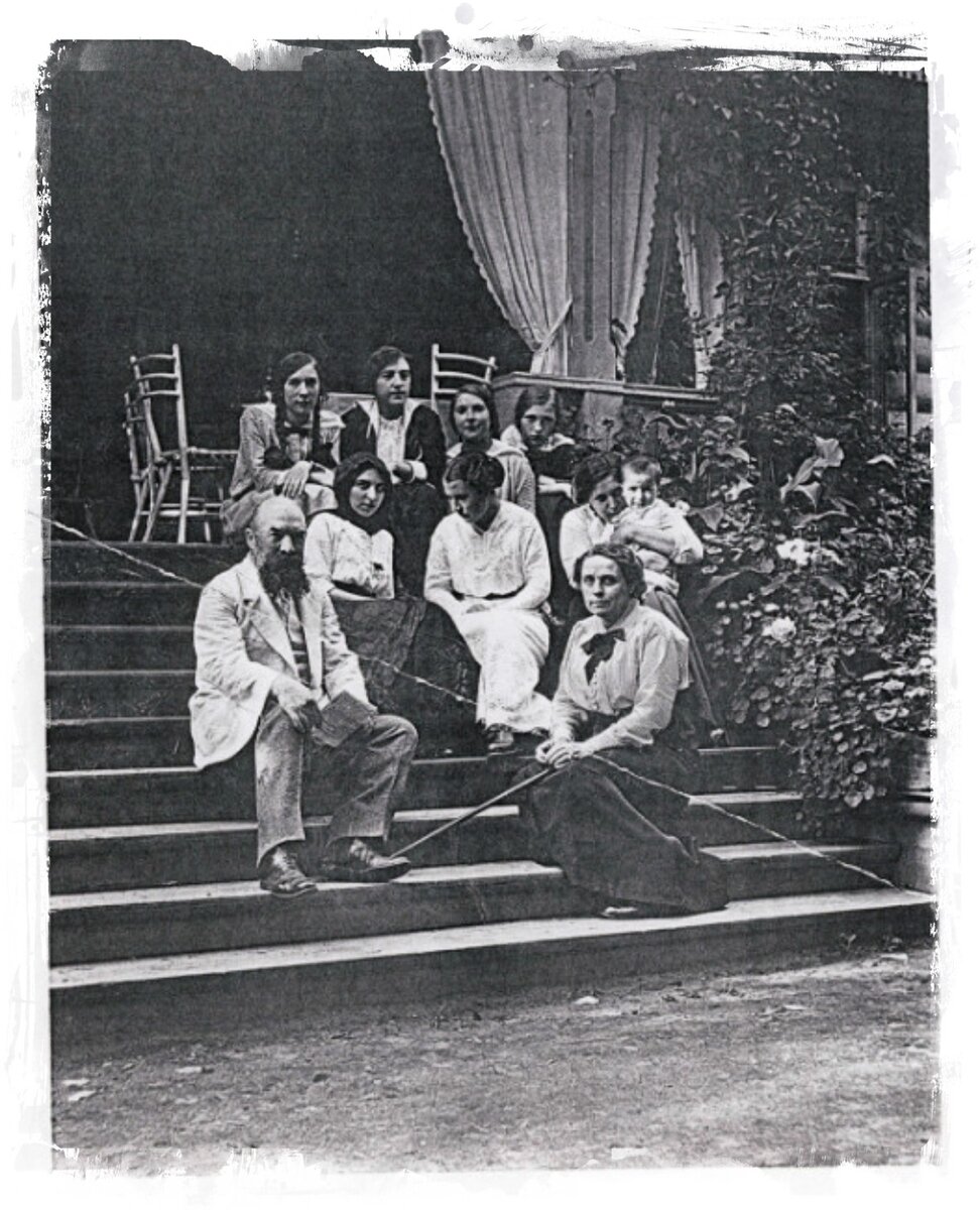 Посмотришь на это старинное дачное фото - так и пахнёт цветущей сиренью, яблочным вареньем и задушевными разговорами под вечерний чай на веранде. 