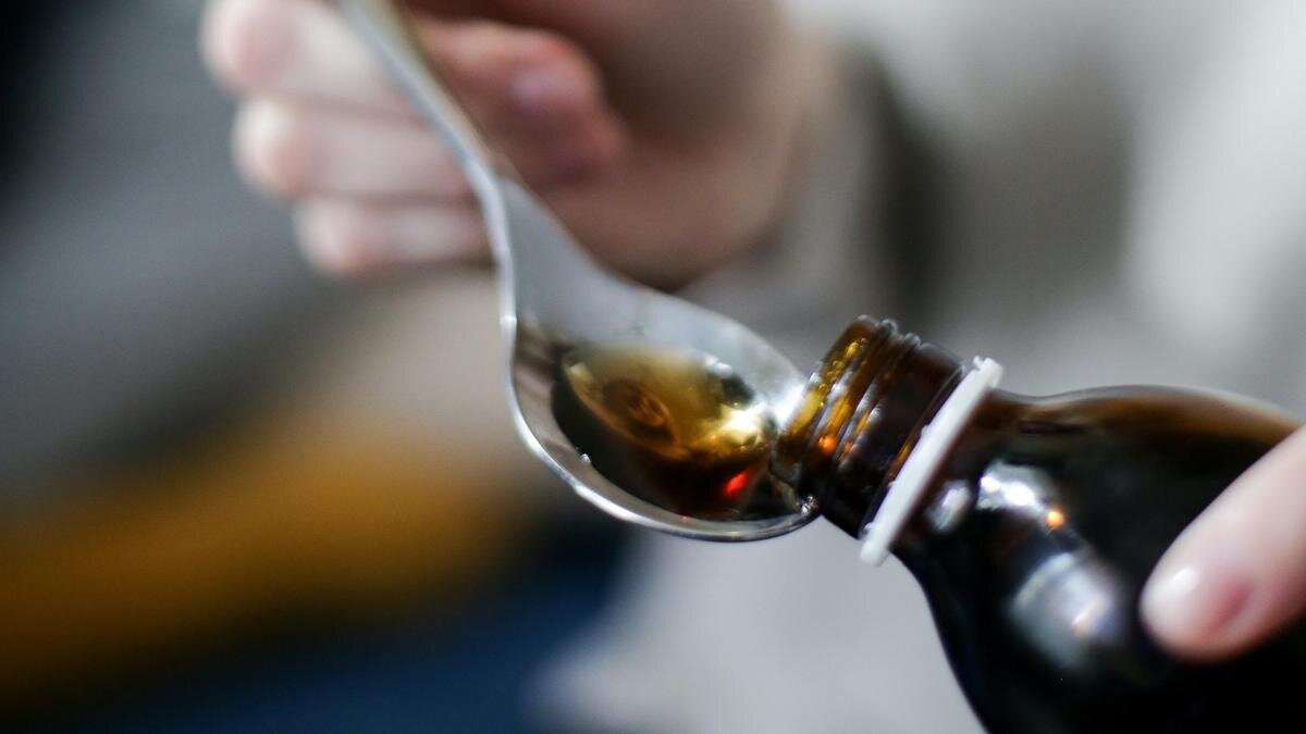    Женщина наливает сироп в ложку:pexels.com