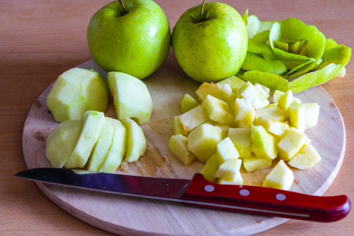 Нарезать имя. Нарезанные яблоки. Яблоки нарезанные кубиками. Порезанное яблоко. Кубик яблоко.