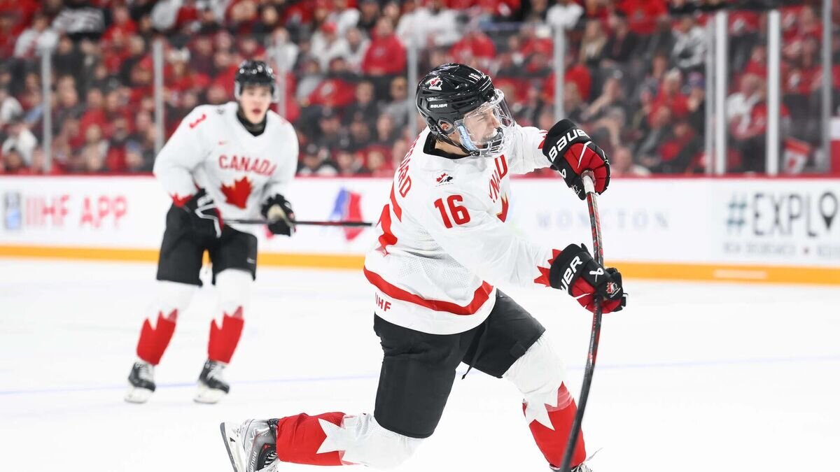    Хоккеист молодежной сборной Канады Коннор Бедард© Фото : iihf.com