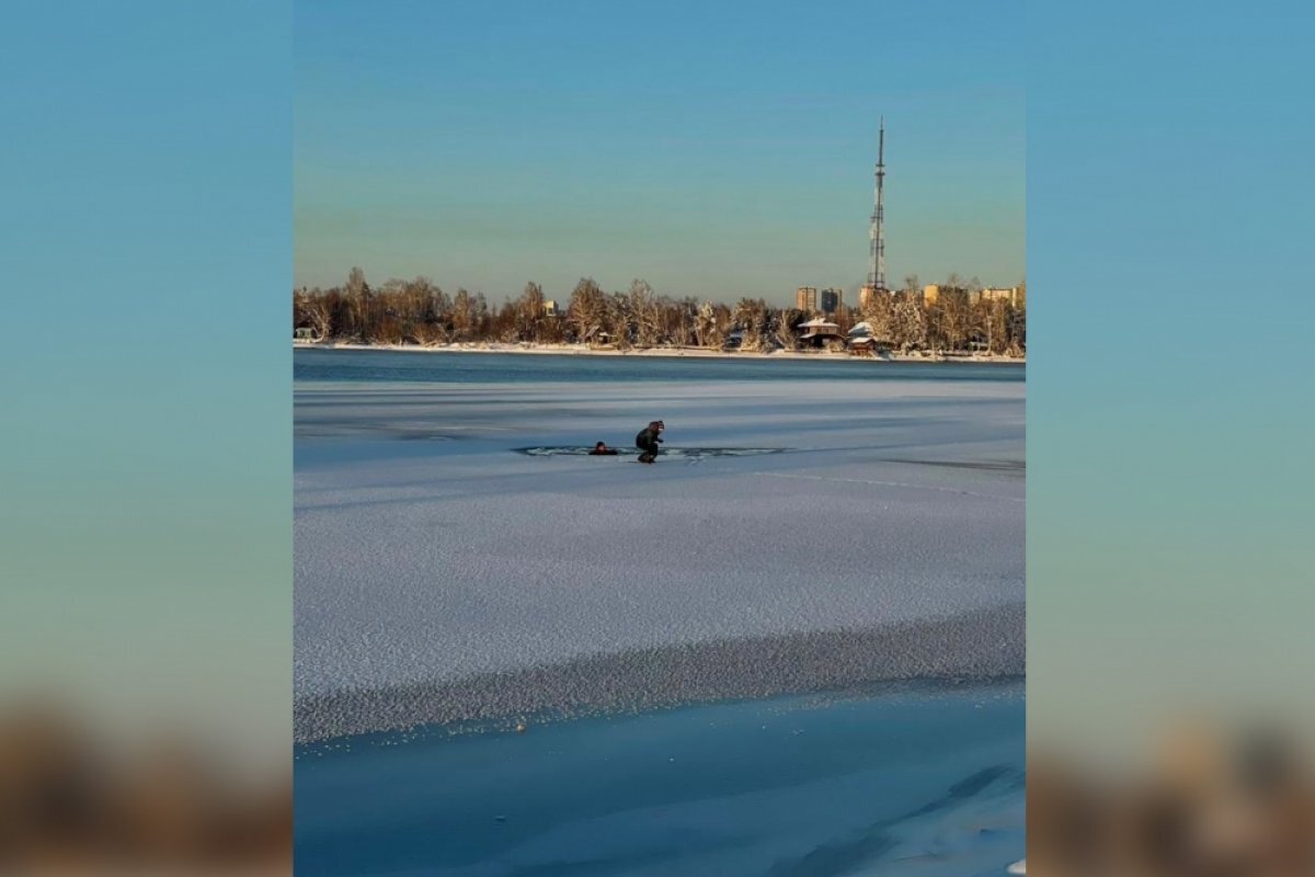    Двое детей провалились под лёд на реке в Иркутске.