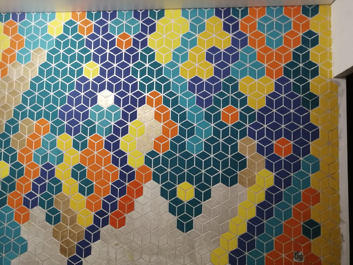 Для тех, кто не видел или не помнит) это стена ещё в процессе была. Сейчас все докрашено 