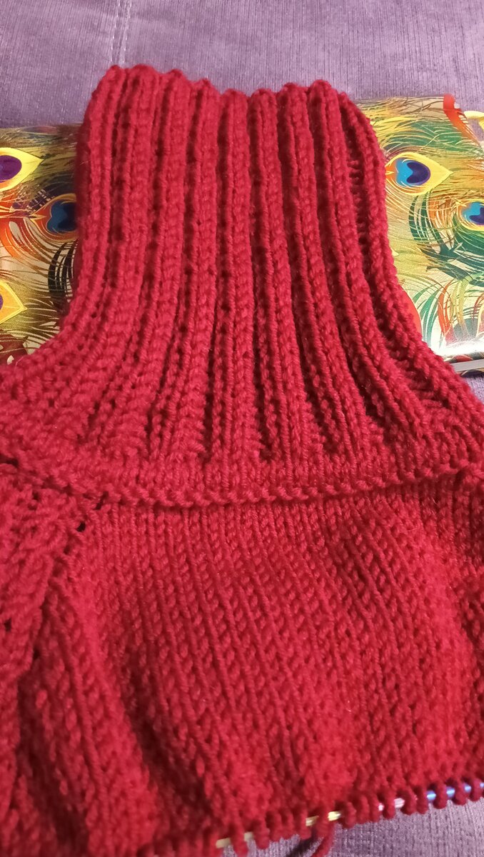 1 ряд:накид на себя,1 лиц. 2 ряд:накид провязать скрещ.изн,лиц петлю снять нить за работой.  3ряд:изн петлю снять нить перед работой,1лиц.4ряд:1 изн,лиц петлю снять нить за работой.5ряд:1 изн снять нить перед работой 6 ряд две петли вместе изнаночной петлей,снова приходим к начальному количеству петель.Кетлевку вяжу на спицах на номер меньше,чем основные спицы.Может быть кому то пригодиться.Спасибо.