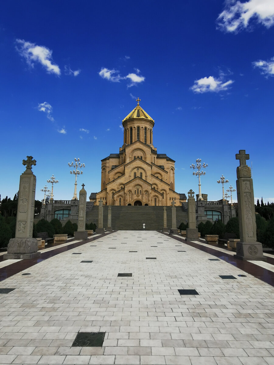 Свято-Троицкий собор — кафедральный собор, расположенный в Тбилиси, Грузия.  Это главный собор Грузинской православной церкви и один из крупнейших восточно-православных соборов в мире.