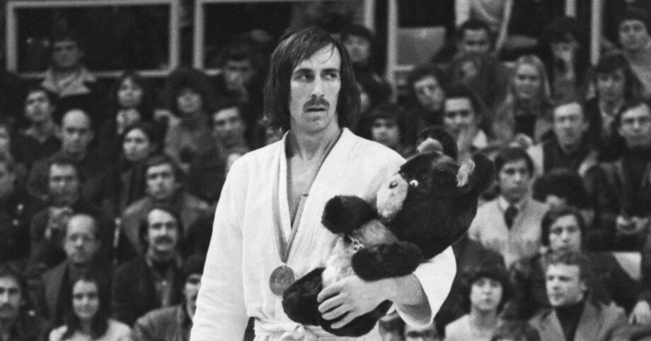 1 ноября 1979 г. Чемпион в абсолютной категории Александр Иншаков с призом – олимпийским Мишкой. Благушин А., Виленский Г. Фотохроника ТАСС