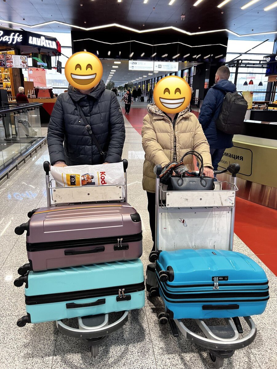Моя мама, ее подруга и мои 3 чемодана в аэропорту Шереметьево