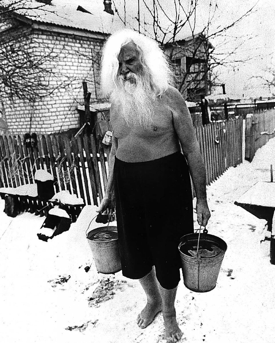 Иванов П.К. готов к обливанию из ведра.