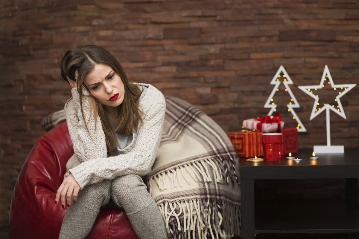 ругаться в праздники. ругаться в праздники. семья за столом. новогодняя реклама. новогодняя депрессия.