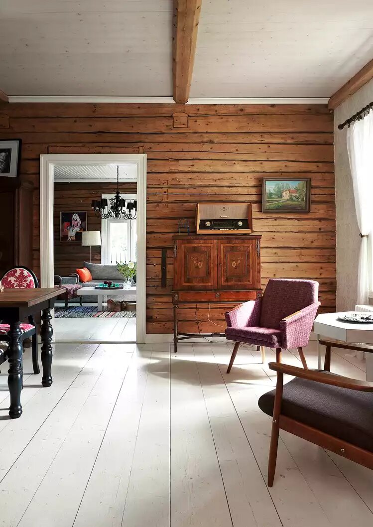 Интерьер с некрашеной деревянной стеной в доме: красота в несовершенстве
