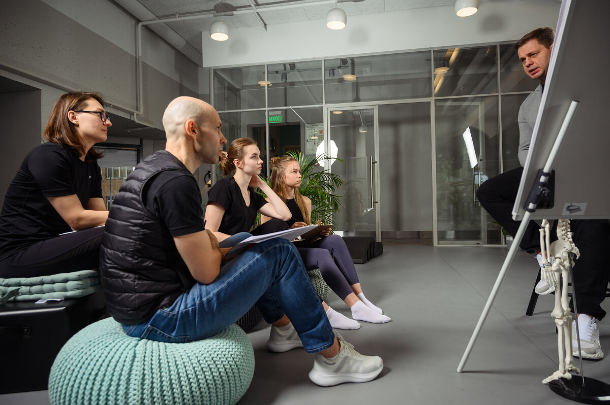 В наших группах не более 10 человек; каждому слушателю уделяется столько внимания, сколько необходимо