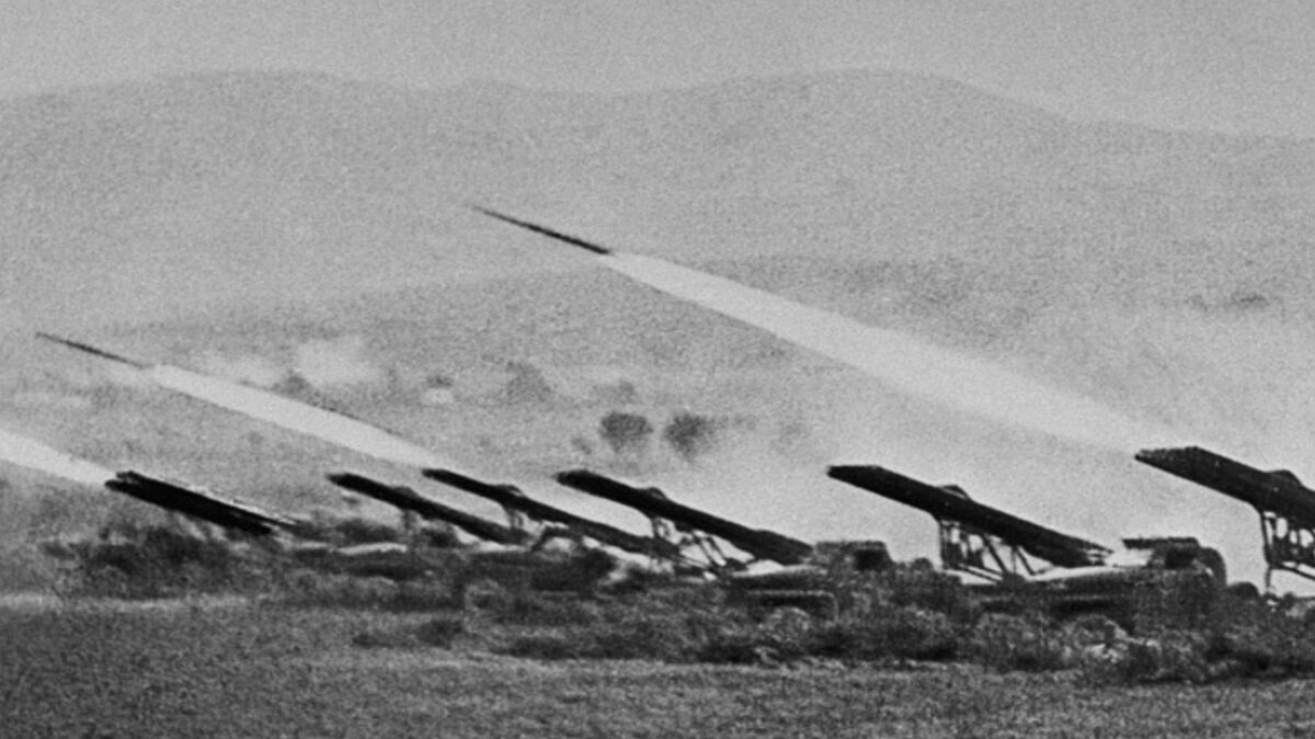 Залп дивизиона БМ-13-16 во время Сталинградской битвы 
