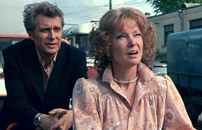 Когда в мою жизнь пришел интернет, я все чаще стала натыкаться на одно занятное заблуждение о фильме Эльдара Рязанова "Вокзал для двоих". Все помнят диалог ближе к концу картины?-3