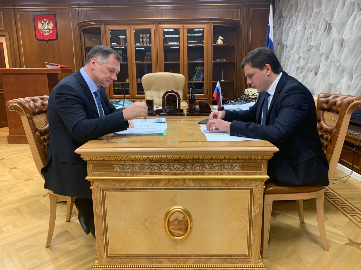 Зампред председателя правительства РФ Марат Хуснуллин и губернатор Орловской области Андрей Клычков на встрече по поводу развития дорожной инфраструктуры в регионе. Фото с личный страницы губернатора в ВК @klychkov_andrey_official.
