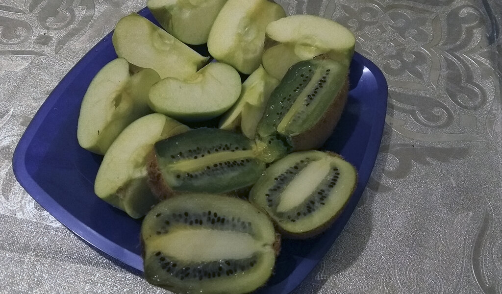 Маленькие яблоки голден, киви.