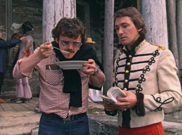 Не имеющий актёрского образования Валерий не хочет сниматься в массовках и уже претендует на главную роль. Кадр из фильма "Впервые замужем". Источник фото - www.domkino.tv 