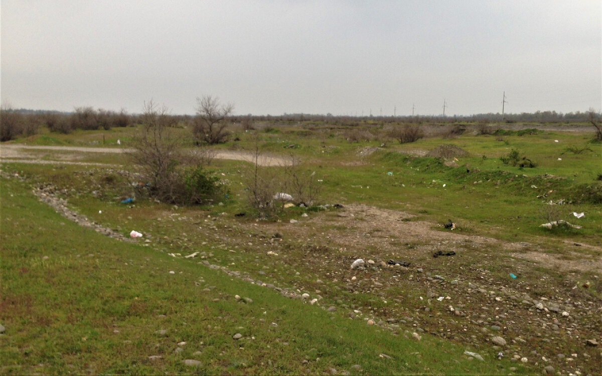 Обочины в Грузии, загрязнённые бытовым мусором. Фото автора